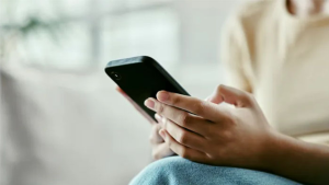 প্রতিদিনের সাধারণ যে অভ্যাসেই কমে যাচ্ছে আপনার মোবাইলের আয়ু