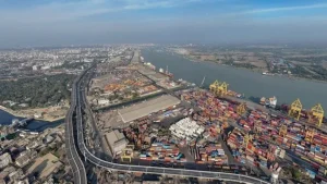 কর্মবিরতিতে অচল চট্টগ্রাম বন্দর; আটকা ১১,০০০ পণ্যবাহী কনটেইনার; স্টেকহোল্ডারদের সঙ্গে বৈঠকে নৌ-উপদেষ্টা