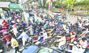 সংকটের শঙ্কায় পাম্পে প্রচণ্ড ভিড়