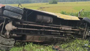 গোপালগঞ্জে যাত্রীবোঝাই বাস পড়ল খাদে