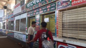 ঈদের দিনে ফাঁকা গাবতলী, অলস সময় কাটাচ্ছেন পরিবহন শ্রমিকেরা