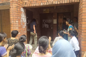 জাহাঙ্গীরনগরে ধর্ষণচেষ্টার বিচারের দাবিতে প্রক্টর কার্যালয়ে শিক্ষার্থীদের তালা