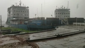 দৌলতদিয়া-পাটুরিয়া নৌরুটে ফেরি ও লঞ্চ চলাচল বন্ধ