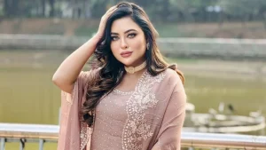 নায়কের ড্রাইভার পরিচয়ে নায়িকার আইফোন চুরি