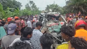 ফরিদপুরে বাস ও অ্যাম্বুলেন্সের মুখোমুখি সংঘর্ষে নিহত ৫