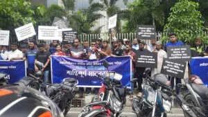 মোটরসাইকেলে নতুন কর আরোপের পরিকল্পনা: প্রতিবাদে এনবিআরের সামনে বাইকারদের মানববন্ধন