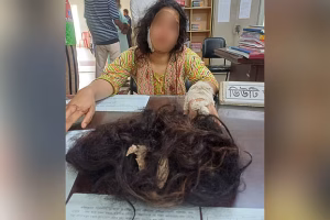 যৌতুকের টাকা না পেয়ে স্ত্রীর চুল কেটে পালালেন সেলুনকর্মী