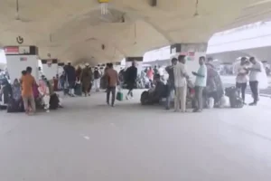 রাজধানী ছাড়ছেন পোশাক শিল্পের শ্রমিকরা, ১০৮ কারখানায় ছুটি