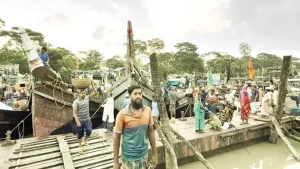 সাগরে মিলছে না কাঙ্ক্ষিত মাছ, বৈরী আবহাওয়া ও জলদস্যু আতঙ্কে জেলেরা