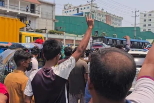 সাভারে অটোরিকশা চালকদের মহাসড়ক অবরোধ