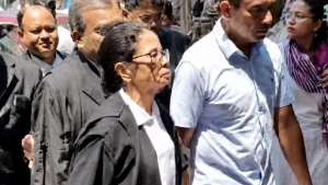 হঠাৎ আইনজীবীর পোশাকে হাইকোর্টে মমতা