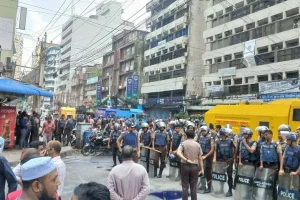 ইসলামী ব্যাংকের সামনে পুলিশের লাঠিচার্জ, জলকামান টিয়ার গ্যাস নিক্ষেপ