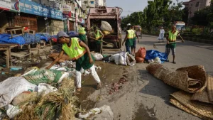 ঈদে ঢাকায় ৫১,০০০ টন বর্জ্য অপসারণ: সক্ষমতা বাড়লেও নির্ভরতা আউটসোর্সিং কর্মীদের ওপর