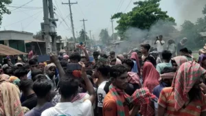 মজুরি বাড়ানোর দাবিতে কুষ্টিয়ায় বিড়িশ্রমিকদের সড়ক অবরোধ