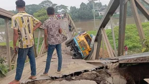 ময়মনসিংহে ট্রাকসহ ভেঙে পড়লো বেইলি ব্রিজ